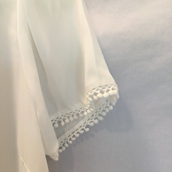 Charming Charlie Blouse Back Wrap Closure White Embroidered Lace Trimmed Medium - Picture 6 of 9